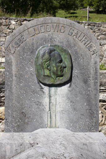 Le médaillon en bronze à l'effigie de l'abbé Ludovic Gaurier.