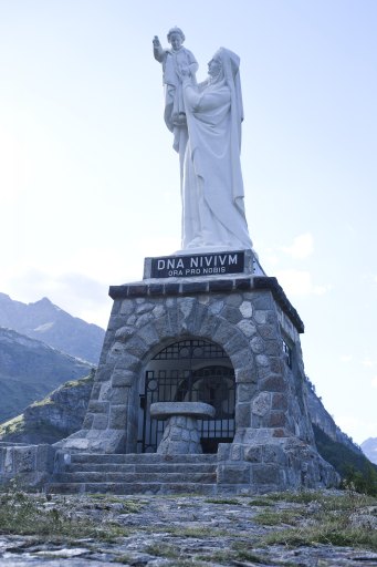 Le monument à Notre-Dame des Neiges : vue d'ensemble.