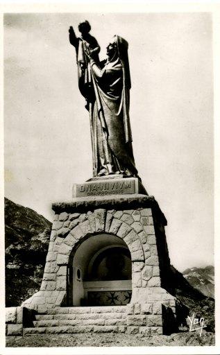 Vue d'ensemble du monument (photographie Yan, vers 1950).