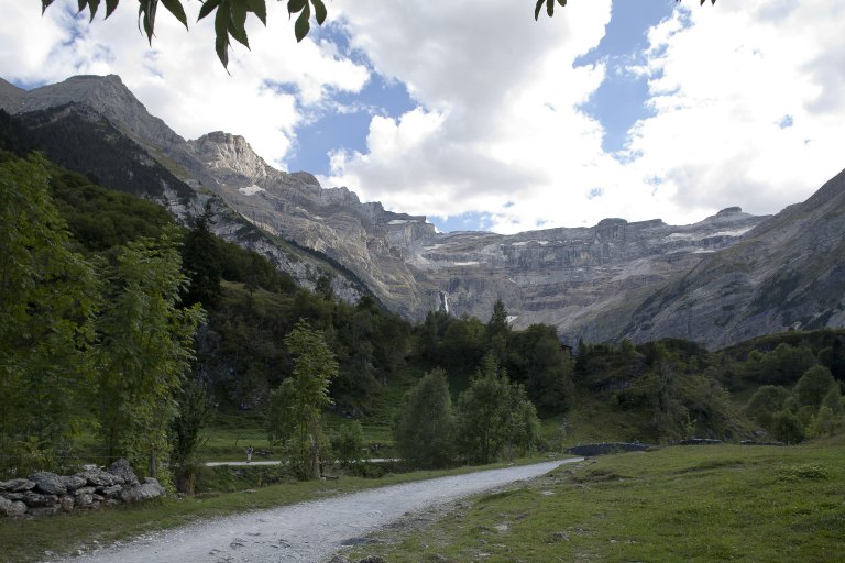 Le cirque vu depuis le chemin du cirque à l'aval du Pont de Nadau.