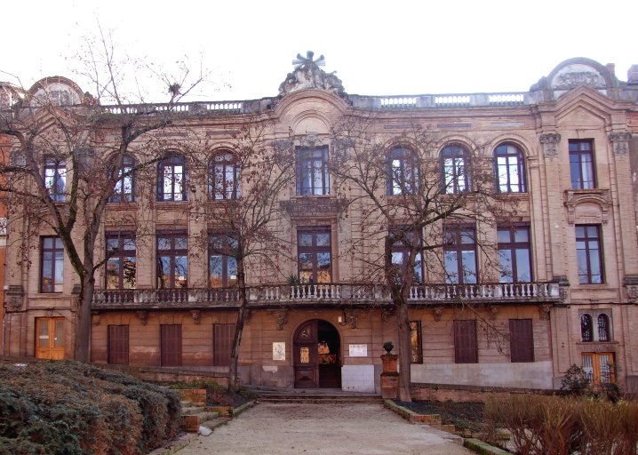 Vue d'ensemble de la façade sur le square.