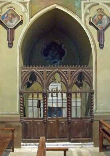 Ensemble de la chapelle des fonts baptismaux (cuve baptismale à infusion) avec sa clôture et son armoire aux sainte huiles.