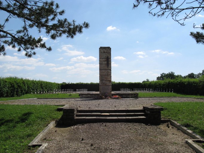 Vue du monument commémoratif et de l'ensemble funéraire.