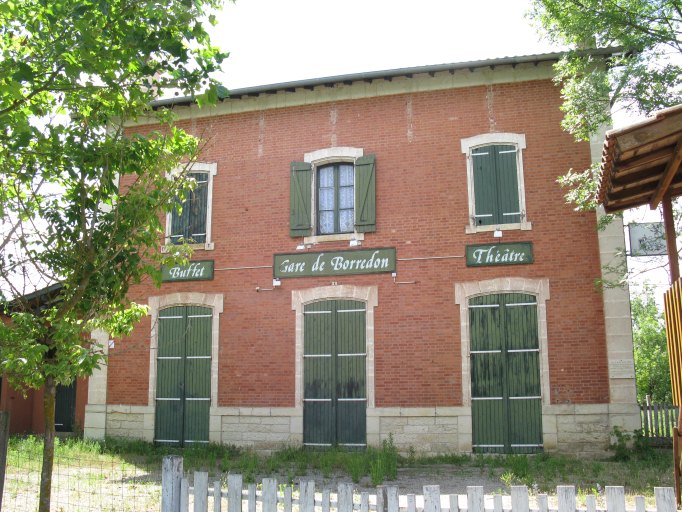 Vue de l'élévation principale de la gare.