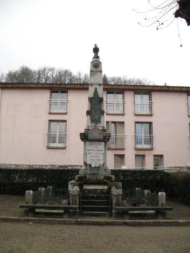 Vue d'ensemble depuis le nord-est du monument aux morts inauguré le 23 novembre 1924 et depuis déplacé.