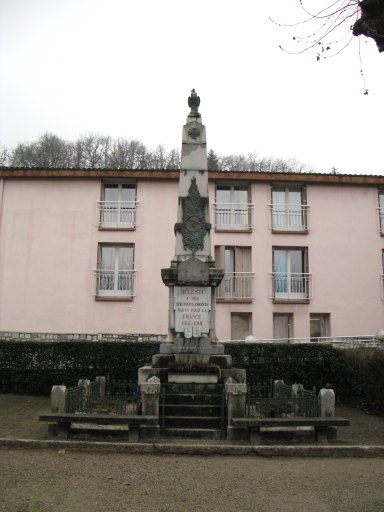 Vue d'ensemble depuis le nord-est du monument aux morts inauguré le 23 novembre 1924 et depuis déplacé.