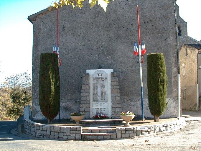 Vue d'ensemble depuis l'ouest du monument aux morts érigé en 1965.