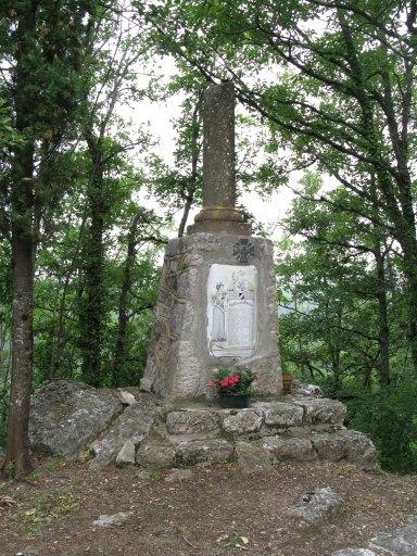 Vue d'ensemble depuis le nord-est du monument aux morts érigé probablement en 1920.