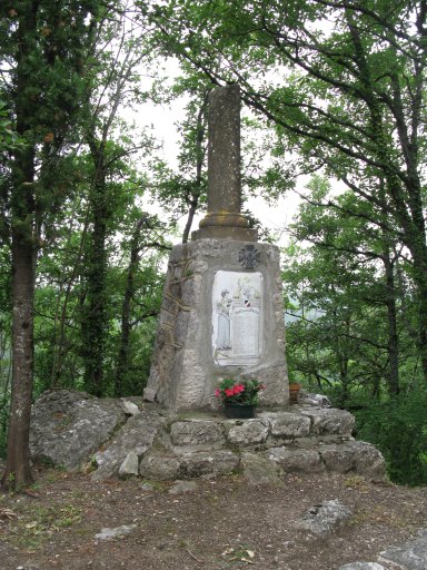 Vue d'ensemble depuis le nord-est du monument aux morts érigé probablement en 1920.