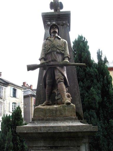 Statue de Poilu (figure colossale) et d'un coq
