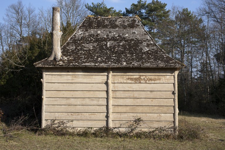 Face latérale (côté ouest) du pavillon rustique en ciment faux-bois.