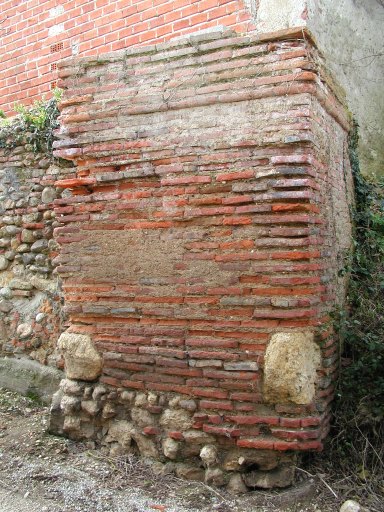 Vestiges du mur d'enceinte.