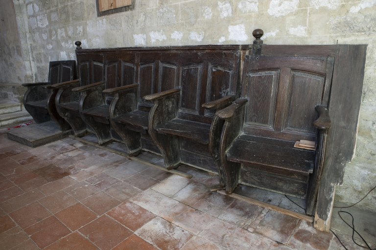 Ensemble de 12 stalles