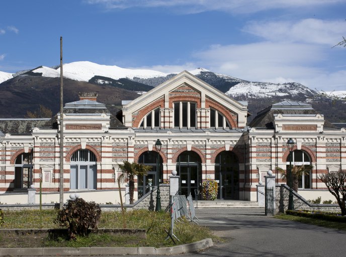 Vue des thermes avec les montagnes enneigées.