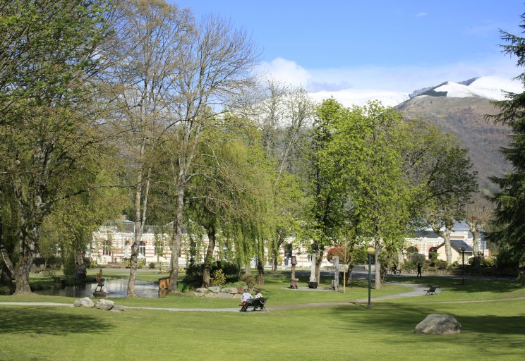 Vue d'ensemble. avec la pièce d'eau et le bâtiment des thermes au fond.