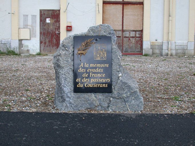 Vue d'ensemble depuis l'ouest de la stèle érigée en juillet 2005.