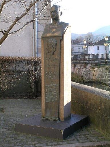 Vue d'ensemble depuis le nord du monument dédié à Oscar et Jean Auriac, inauguré le 25 juin 1950 au parc situé près du tribunal puis déplacé en 1994.