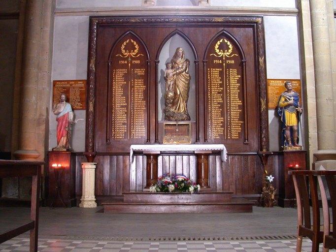Vue d'ensemble du monument aux morts béni en mai 1920 et des trois statues : saint Jude et saint Girons ont remplacé celles de Jeanne d'Arc et saint Michel.