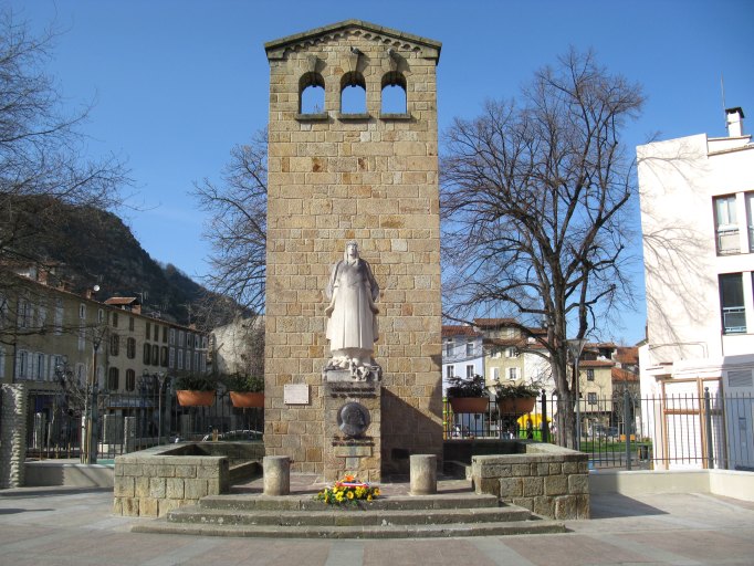 Vue d'ensemble depuis le sud du monument de la Résistance inauguré le 19 décembre 1948.