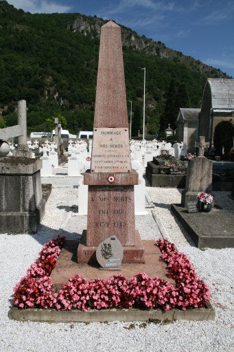 Vue d'ensemble depuis l'ouest du monument commémoratif inauguré le 1er novembre 1952.