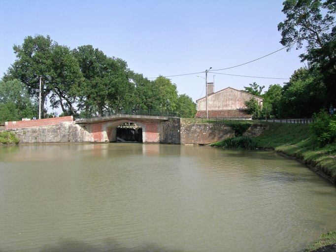 Vue d'ensemble du pont depuis l'aval : dispositif visible d'élargissement du tablier.