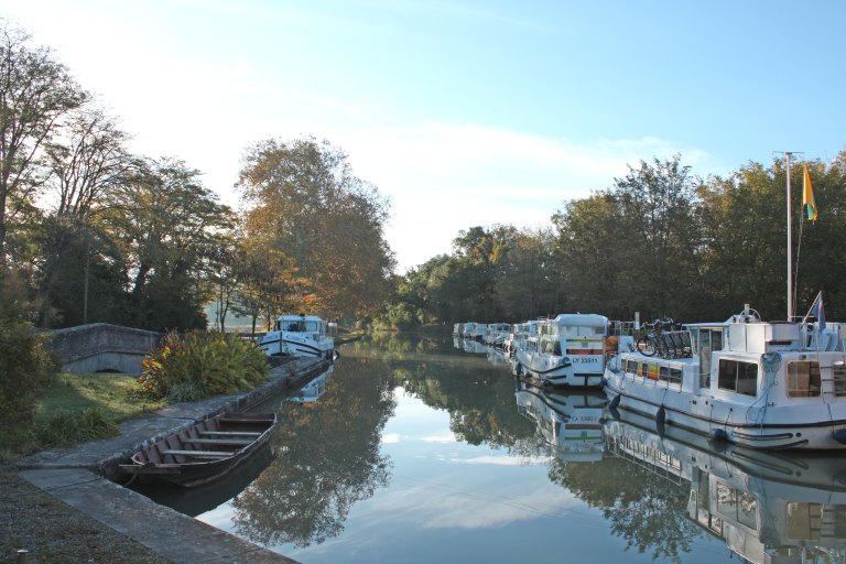 Vue d'ensemble du port prise vers l'amont, à l'entrée du site.