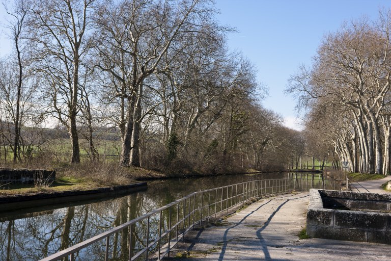 Perspectives sur le bief de canal qui fait suite à l'aqueduc vers l'aval.