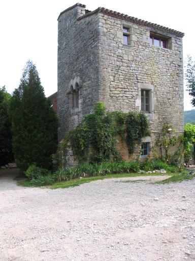 Bâtiment médiéval vu depuis le sud-ouest.