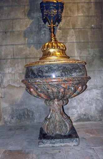 Détail de la cuve baptismale.