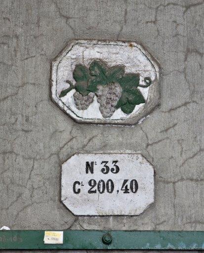 Détail de la décoration des cuves au nord du site.