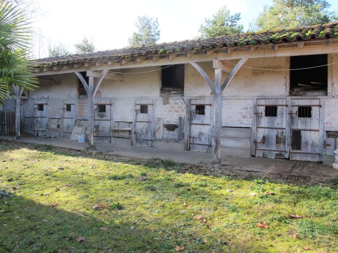 Vue d'ensemble des portes des loges à cochon.