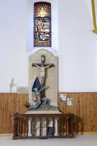 Vue d'ensemble du monument aux morts avec son autel, ses plaques commémoratives et sa verrière, ensemble érigé vraisemblablement avant 1927.