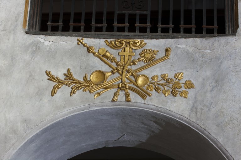 Détail d'un trophée liturgique, dans la nef, contre la tribune d'orgue, motif central.