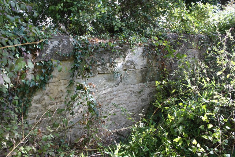 Vu depuis l'intérieur du bassin de cale, le mur-déversoir dont l'encoche a été comblée.