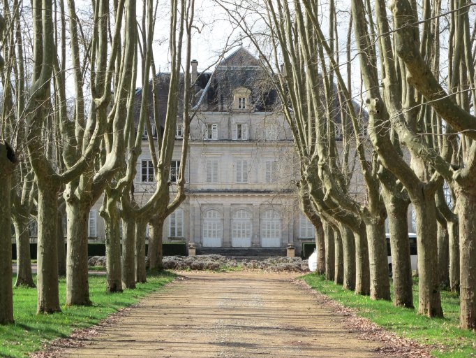 Vue depuis le portail d'entrée.