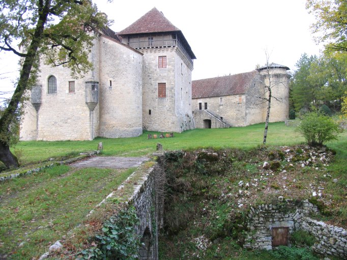 Le logis et les écuries vus depuis le pont franchissant le fossé au sud-est.