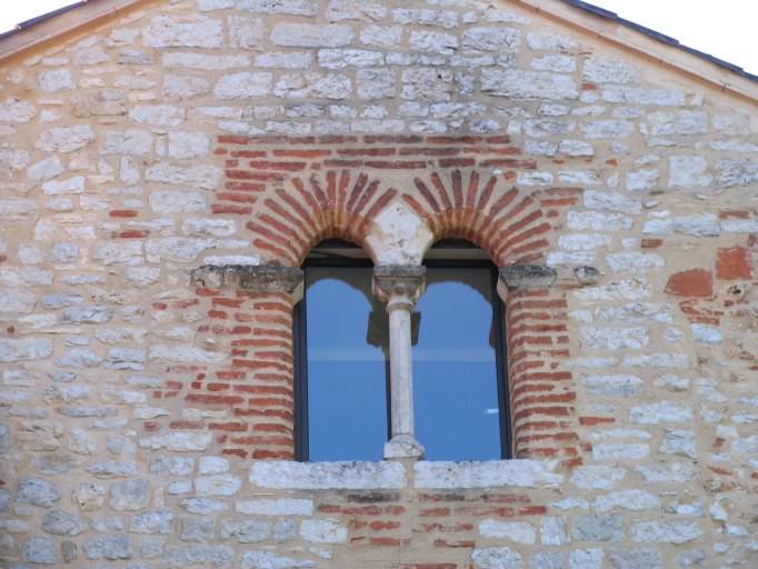 Logis, corps principal, élévation nord, détail : baie géminée.