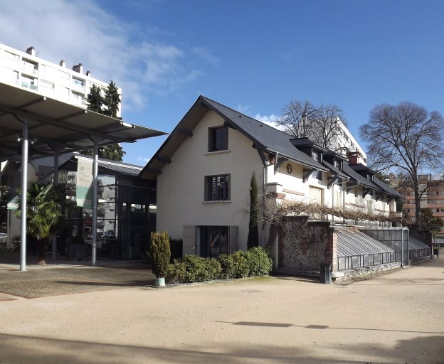 Dépendances : écurie, serre, de l'ancienne Villa Fould