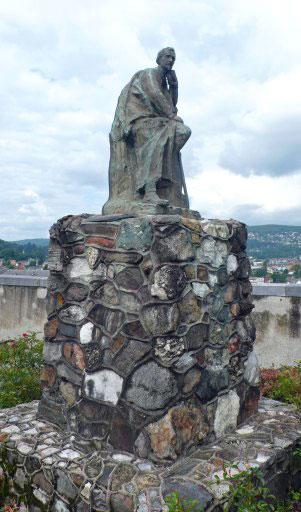 La statue de Russell implantée sur l'esplanade, devant la chapelle du château.