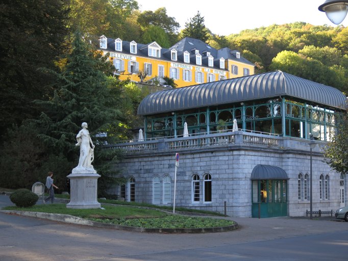 Point de départ de la promenade au pied de la statue de la muse bagnéraise.