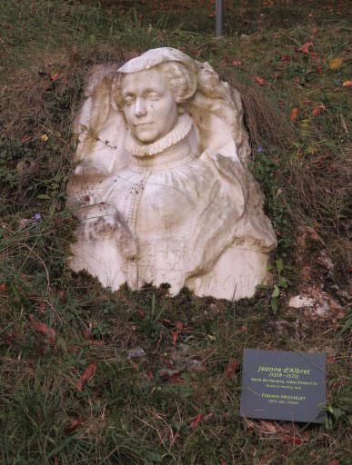 Bas-relief : portrait de Jeanne d'Albret par Firmin Michelet (1922).