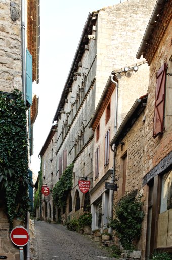 Façade sur la Grand-rue, vue depuis l'ouest.