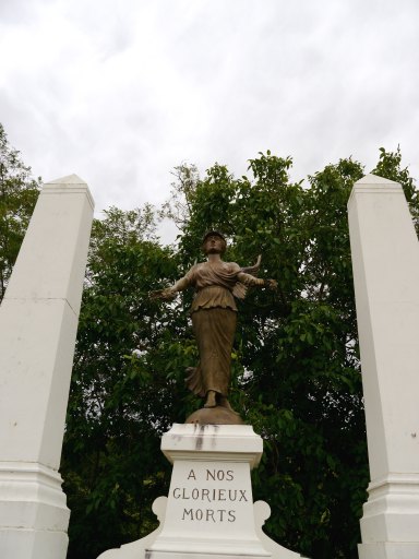 Statue de la "Victoire ailée" signée de Jules Pollachi.