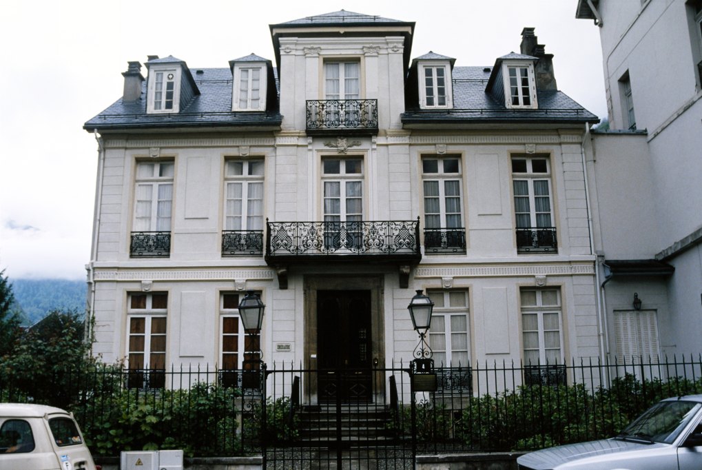 Vue d'ensemble de la façade.