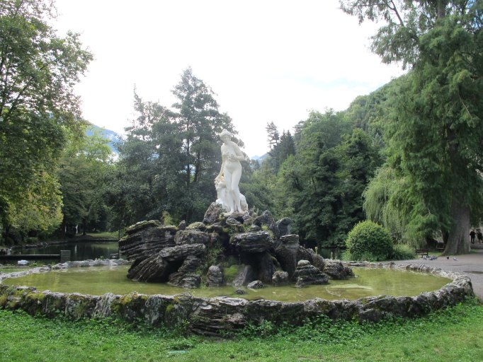 Vue d'ensemble de la statue au centre du bassin.