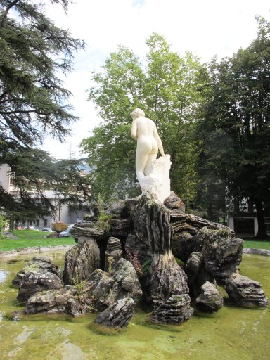 Vue postérieure de la statue de la Vallée du Lys.