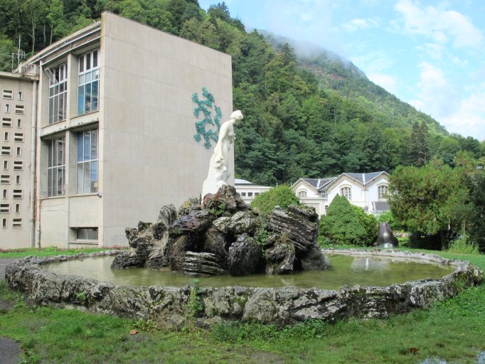 Vue d'ensemble de la statue de la Vallée du Lys avec les thermes au second plan.