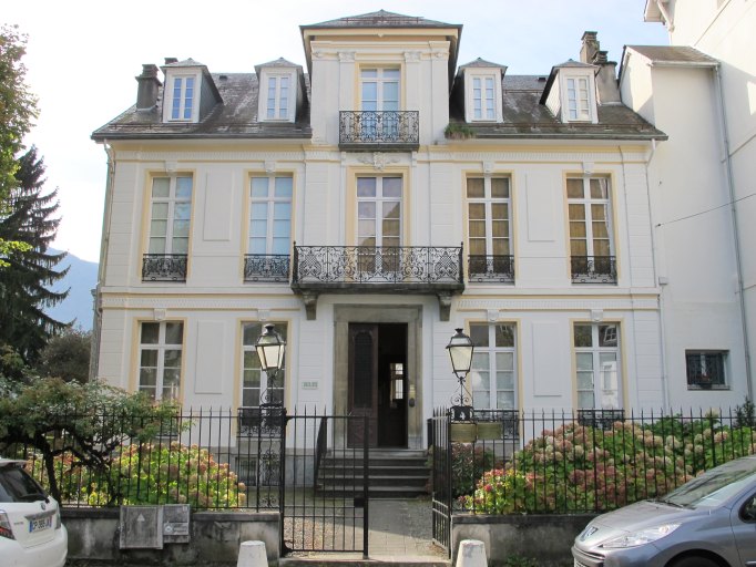 Vue d'ensemble de la façade.