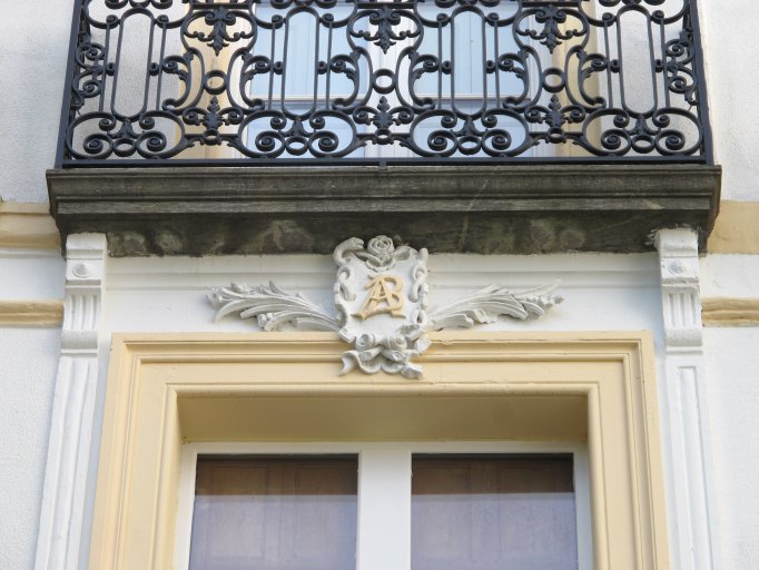 Travée centrale de la façade : détail du monogramme AB.