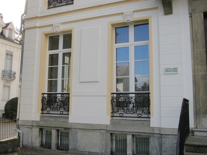 Vues des baies du rez-de-chaussée et du soubassement en marbre de la façade.